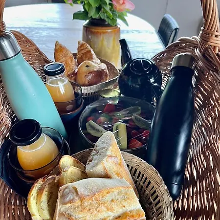 Nuit Insolite En Tonneau Nature Et Animaux Petit Dejeuner Inclus ゲストハウス